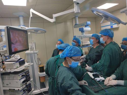 胸腔镜手术(电视辅助胸腔镜手术)使用现代摄像技术和高科技手术器械